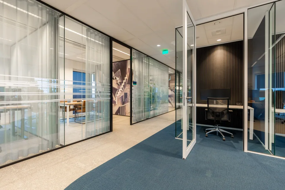 Glazen overlegkamers en werkruimtes in het kantoor van team.blue